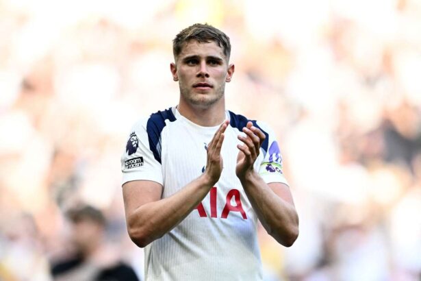 Micky van de Ven admite ca sezonul Tottenham este rusinos despite evitarea relegarii in ziua finala