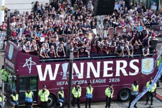 Mii de fani Aston Villa umple strazile pentru a sarbatori victoria din Europa League