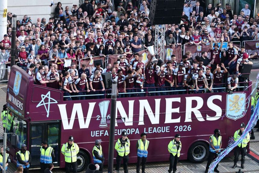Mii de fani Aston Villa umple strazile pentru a sarbatori victoria din Europa League
