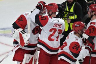 Uraganele opresc canadienii pe drumul catru finalele cupei stanley