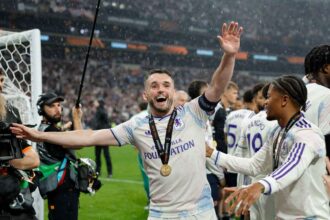 capitanul Aston Villa John McGinn invita pe Principele William sa se alature celebrarii din Europa League
