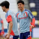 Capitanul Japoniei Wataru Endo courand impotriva timpului pentru a trece testul de fitness pentru deschiderea Cupei Mondiale