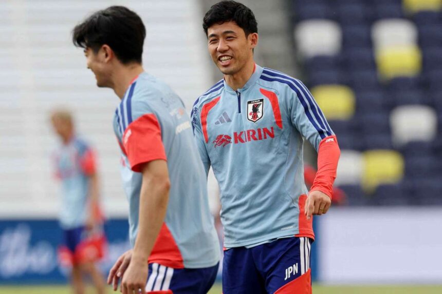 Capitanul Japoniei Wataru Endo courand impotriva timpului pentru a trece testul de fitness pentru deschiderea Cupei Mondiale