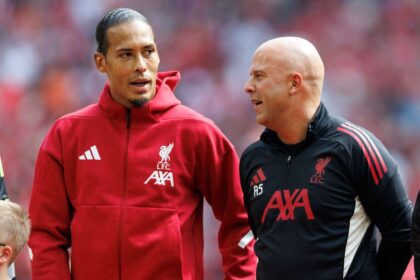 Captainul Liverpool Virgil van Dijk Reactioneaza la Demiterea lui Arne Slot A Fost o Surpriza