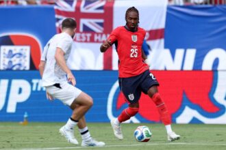 Djed Spence din Anglia va purta masca protectoare in timpul Campionatului Mondial dupa fractura de maxilar