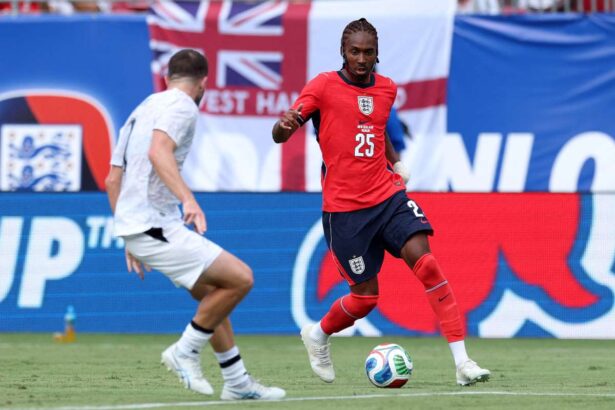 Djed Spence din Anglia va purta masca protectoare in timpul Campionatului Mondial dupa fractura de maxilar