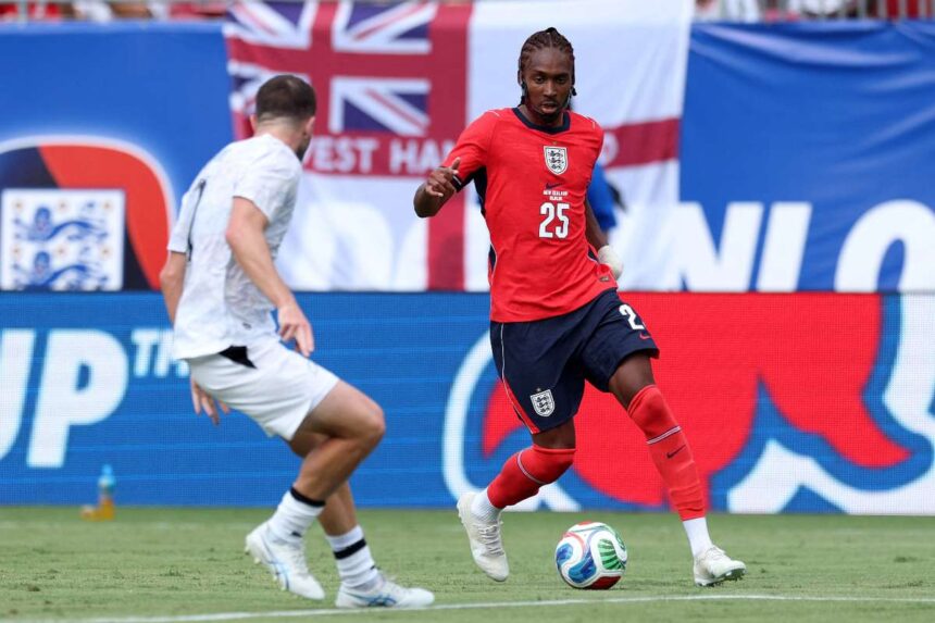 Djed Spence din Anglia va purta masca protectoare in timpul Campionatului Mondial dupa fractura de maxilar
