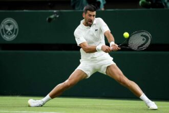 Djokovic pierde set dar se zbat pentru a duce mai departe pe Wu si a ajunge in a doua runda de Wimbledon