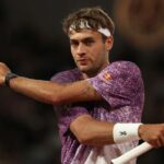 Flavio Cobolli merge la lungimi mari in timpul competitiei de la Roland Garros