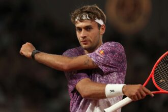 Flavio Cobolli merge la lungimi mari in timpul competitiei de la Roland Garros