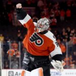 Flyerii Semn Playoff Distingere Dan Vladar la Extindere de Cinci Ani