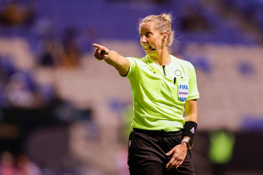 Istoria a fost facuta pe masura ce Bafana Bafana a aflat despre echipa de arbitri pentru meciul cu Cehia