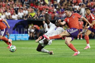 John McGinn marcheaza golul castigator in timp ce Scotia tense resista un atac tarziu al Haiti