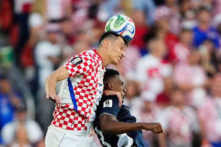 Meciul castigator Ante Budimir sarbatoreste dupa ce a ajutat la mentinerea sperantelor Croatiei la Cupa Mondiala
