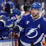 Nikita Kucherov de la Tampa Bay Lightning castiga trofeul Hart ca cel mai valoros jucator din NHL