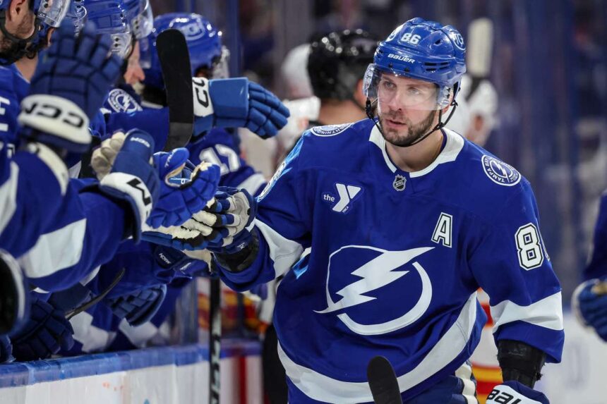 Nikita Kucherov de la Tampa Bay Lightning castiga trofeul Hart ca cel mai valoros jucator din NHL