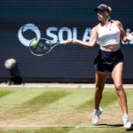 Rejuvenat Tauson Invinge Campionul Olimpic pentru a Avansa la Sferturile de Finale de la Bad Homburg