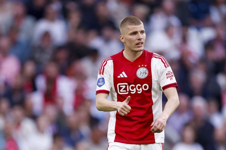 Ajax Defender Anton Gaaei Obtine Acord cu Frankfurt Clubul Stabilete Condiii