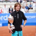 Andrey Rublev invinge Luciano Darderi pentru a castiga titlul in Bastad