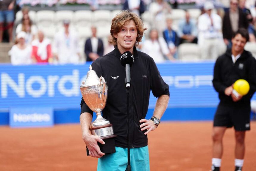 Andrey Rublev invinge Luciano Darderi pentru a castiga titlul in Bastad