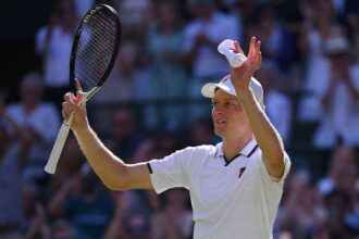 Jannik Sinner redescoper forma pentru a defeata confortabil pe Jenson Brooksby i a avansa la runda patru de Wimbledon