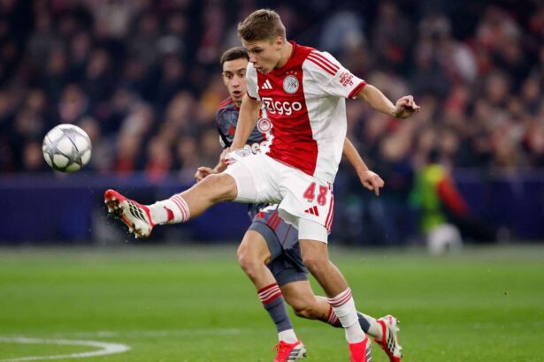 Newcastle anunta semnarea mijlocasului olandez sean steur de la ajax