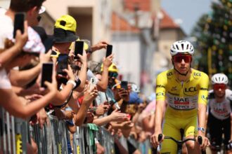 Turul Frantei Liderii Pogacar si Vingegaard treziti in mijlocul noptii pentru teste de doping