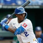 Tyler Tolbert Stabileste Recordul Royals cu Lovituri in Noua At Bat uri Consecutive