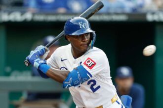 Tyler Tolbert Stabileste Recordul Royals cu Lovituri in Noua At Bat uri Consecutive