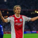 paris saint germain raporteaza ca deschide negocieri pentru mika godts starul de la ajax