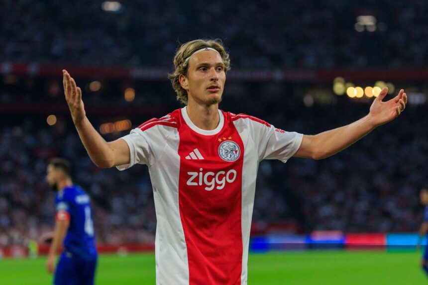 paris saint germain raporteaza ca deschide negocieri pentru mika godts starul de la ajax