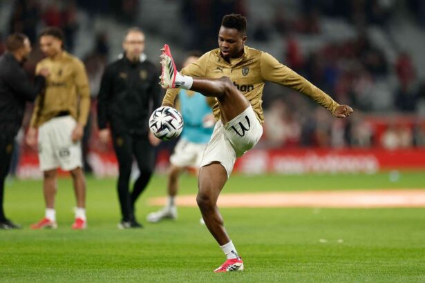 Brentford rupt recordul clubului pentru a se semna mamadou sangare de la lens in afacerea de 39 milioane pound