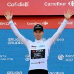 Caii Britanici Brennan Sprinteeaza la Victorie in Stagiul Doua de Vuelta in timp ce Pogacar Mentine Conducerea Generala