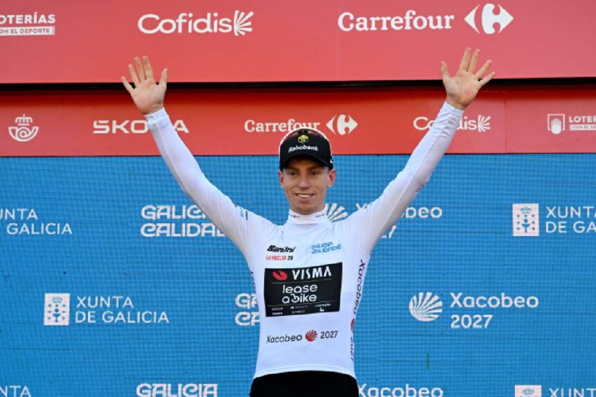 Caii Britanici Brennan Sprinteeaza la Victorie in Stagiul Doua de Vuelta in timp ce Pogacar Mentine Conducerea Generala