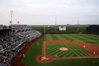 Philadelphia Phillies Invinge Minnesota Twins in Meciul Campului Viselor in Iowa
