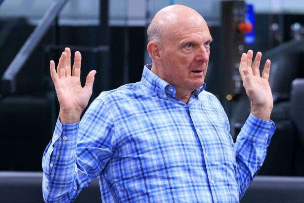 Proprietarul Clippers Steve Ballmer a fost deblocat dupa investigatia privind salariul din NBA