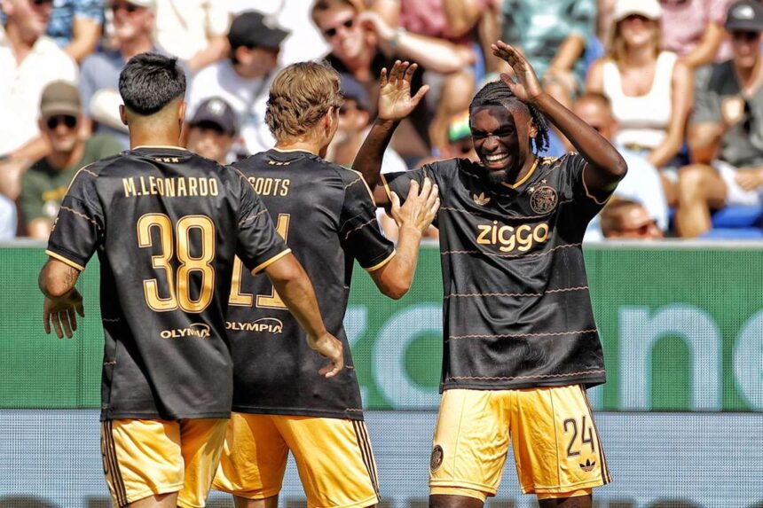 Substitu conform Ajax asigura victorie dificila in weekendul de deschidere impotriva echipei cu zece oameni PEC Zwolle