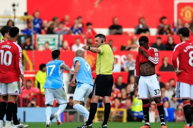 Eroare de offside în derby-ul Manchester; arbitrajul video a fost suspendat