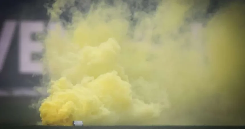 Fanii lui Brøndby au întrerupt meciul din Cupa Danemarcei cu fumigene galbene