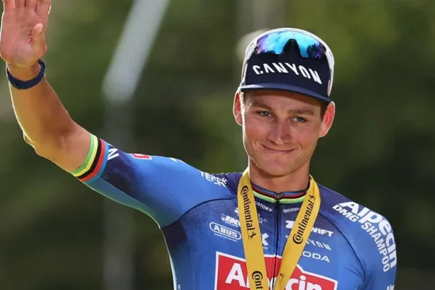 Van der Poel câștigă după 174 km solo istoric și avertizează la Mondiale