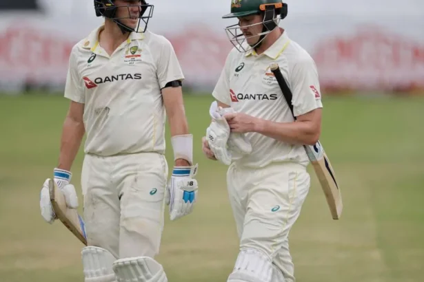 Cummins și Renshaw conduc revenirea Australiei la finalul primei zile de la Durban