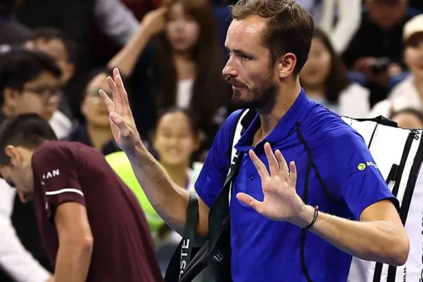 Djokovic, în finala China Open după descalificarea lui Medvedev