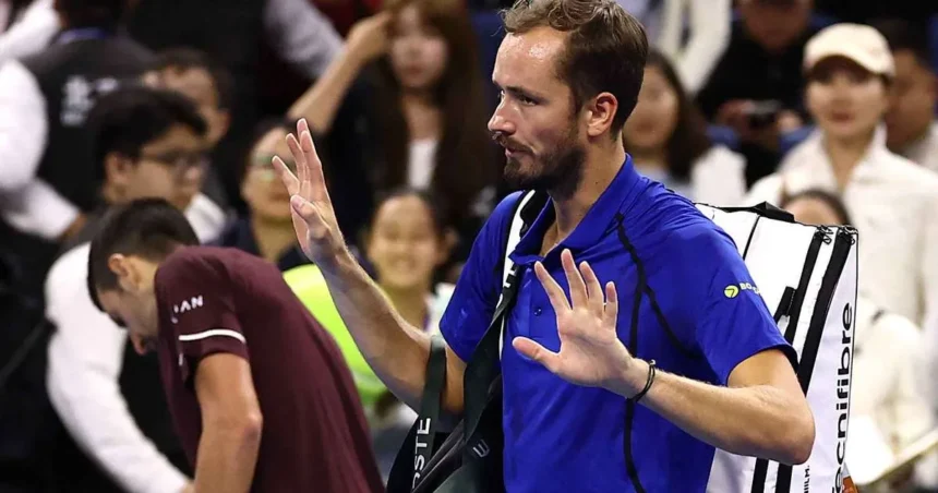 Djokovic, în finala China Open după descalificarea lui Medvedev