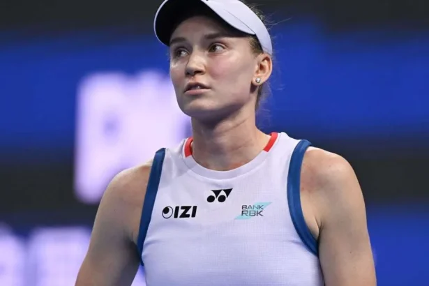 Elena Rybakina, noul număr unu mondial, surprinsă la Beijing la revenirea în competiție