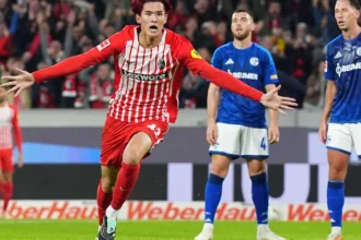 Freiburg, cu 10 oameni, învinge pe Schalke în final și urcă pe primul loc în Bundesliga