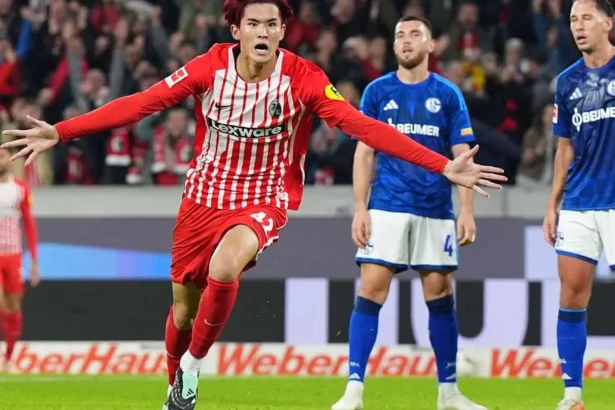 Freiburg, cu 10 oameni, învinge pe Schalke în final și urcă pe primul loc în Bundesliga