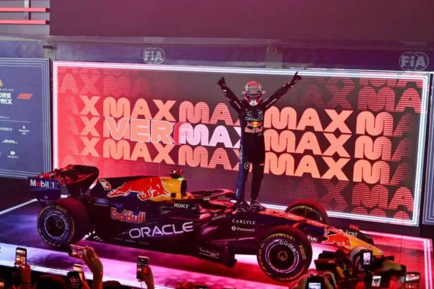 Max Verstappen își completează perfect weekendul cu victoria în Marele Premiu al Singapore
