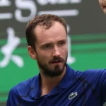 Medvedev trece cu greu de primul tur la Shanghai, în primul meci după descalificare
