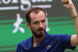 Medvedev trece cu greu de primul tur la Shanghai, în primul meci după descalificare