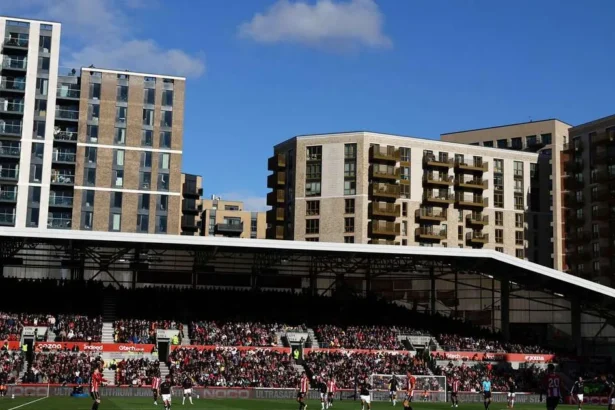 Poliția intervine după ce un individ a șutat un balon pe teren la Brentford - Liverpool